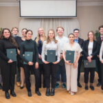 A II. kerületi felsőoktatási ösztöndíjak, valamint a Gyermekekért díj díjazottainak csoportképe 2025-ben.