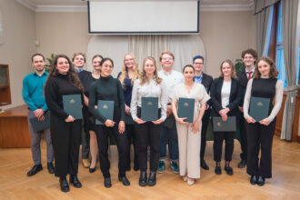 A II. kerületi felsőoktatási ösztöndíjak, valamint a Gyermekekért díj díjazottainak csoportképe 2025-ben.