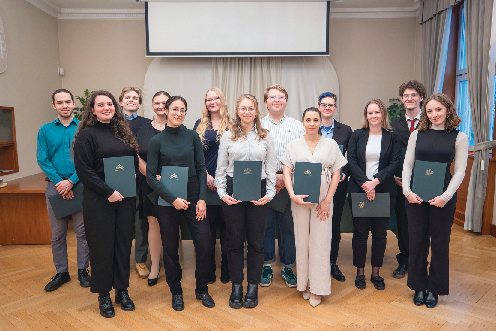 A II. kerületi felsőoktatási ösztöndíjak, valamint a Gyermekekért díj díjazottainak csoportképe 2025-ben.