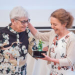 Janikovszky Éva átadja a Magyar Gyermekkultúra Mestere díjat Bartos Erikának