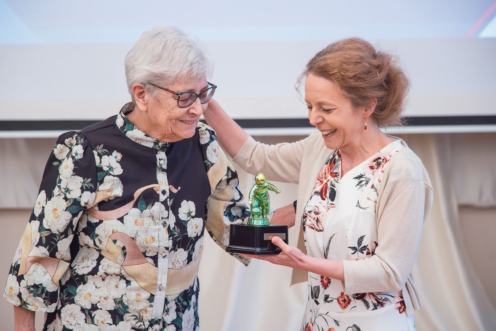 Janikovszky Éva átadja a Magyar Gyermekkultúra Mestere díjat Bartos Erikának