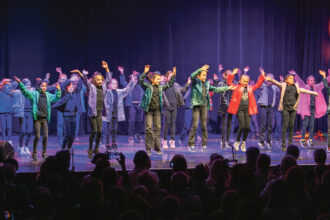 A 40 éves Fillér Utcai Általános Iskola ünnepi gálaműsora a Marczibányi Téri Művelődési Központ színpadán.