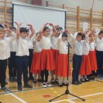 Gyerekműsor a „Hol vagytok, hogy vagytok, SNI-gyermekek?” című konferencián az Újlaki iskola tornatermében.