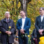 Megemlékezés a Göncz házaspár emlékművénél, a Vérhalom téren.