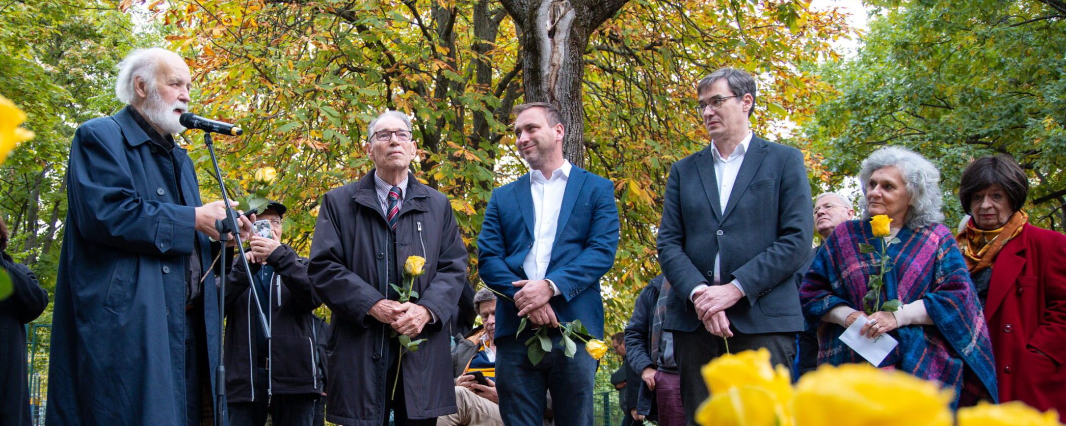 Megemlékezés a Göncz házaspár emlékművénél, a Vérhalom téren.