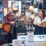 Mosolygó szervezők a szolgáltatóház egész napos születésnapi rendezvényén.