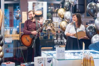 Mosolygó szervezők a szolgáltatóház egész napos születésnapi rendezvényén.