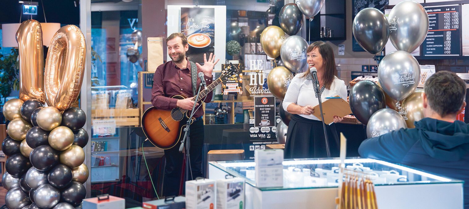 Mosolygó szervezők a szolgáltatóház egész napos születésnapi rendezvényén.