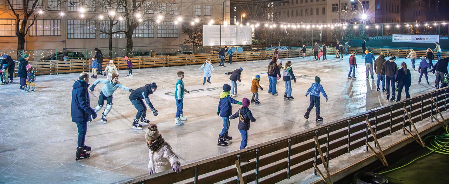 2025. december 6-án megnyílt a Budai korcsolyapálya a Marczibányi tér 16. szám alatt.