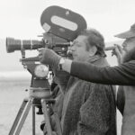 Makk Károly filmrendező és operatőre, Tóth János a kamera mögött egy régi forgatáson.