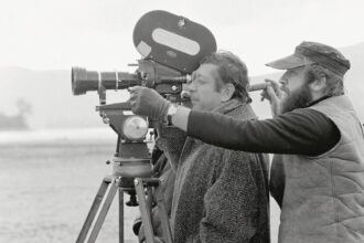 Makk Károly filmrendező és operatőre, Tóth János a kamera mögött egy régi forgatáson.