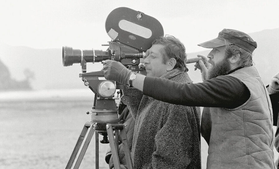 Makk Károly filmrendező és operatőre, Tóth János a kamera mögött egy régi forgatáson.