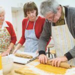 Bejglikészítés a szenior főzőklubban.