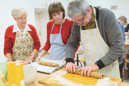 Bejglikészítés a szenior főzőklubban.