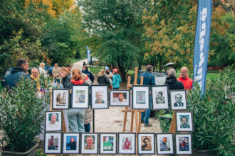 Parkban megtekinthető arcképcsarnok az Amphora Búvár Klub jubileumi megemlékezésén.