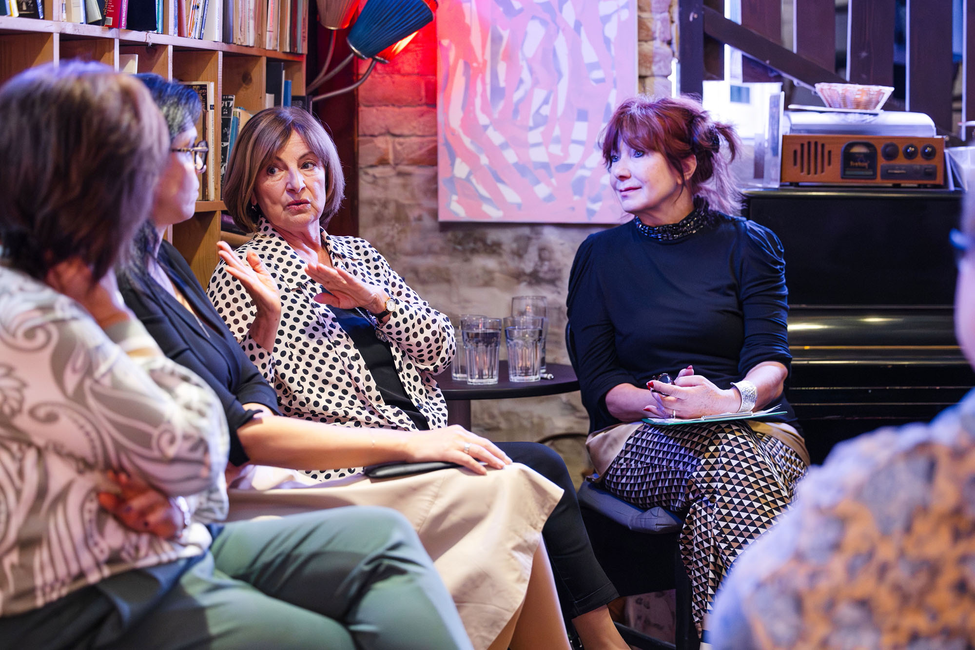 A beszélgetés résztvevői többek között Endrei Judit és a moderátor Szalai Kriszta.