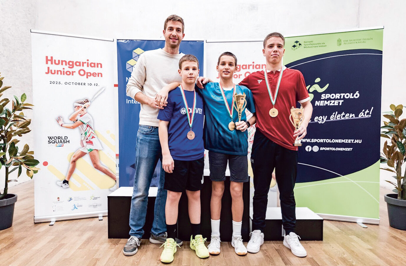 Díjazottak csoportképe II. kerületi City Squash Clubban rendezett verseny után.