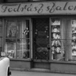Fekete-fehér kép a Frizurás szalon kirakatáról 1985-ből