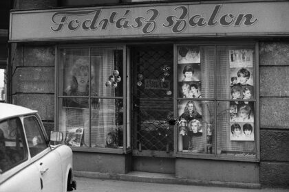 Fekete-fehér kép a Frizurás szalon kirakatáról 1985-ből
