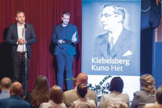 Őrsi Gergely polgármester beszédet mond a díjátadón