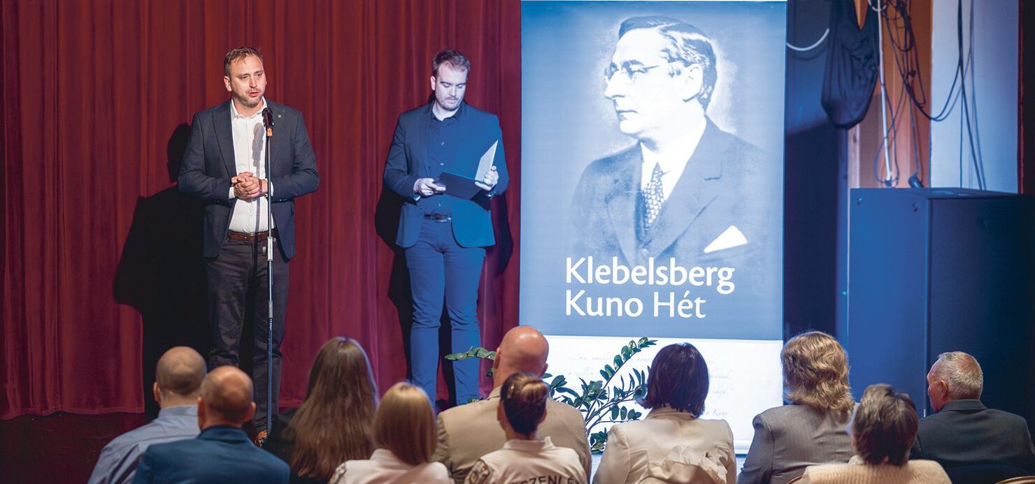 Őrsi Gergely polgármester beszédet mond a díjátadón