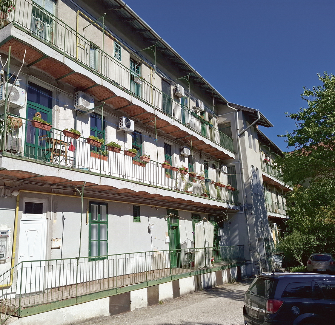 Az Ürömi utca 66. és a Szépvölgyi út 48. alatt ma látható, téglagyári munkásoknak épített házak körfolyosós udvara