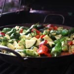 Ínycsiklandó étel egy fekete serpenyőben